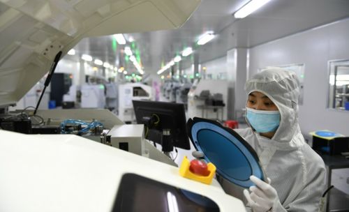 畢業(yè)就跑美國(guó),清北2萬(wàn)人才流失,比芯片壟斷還嚴(yán)峻,該怎么辦